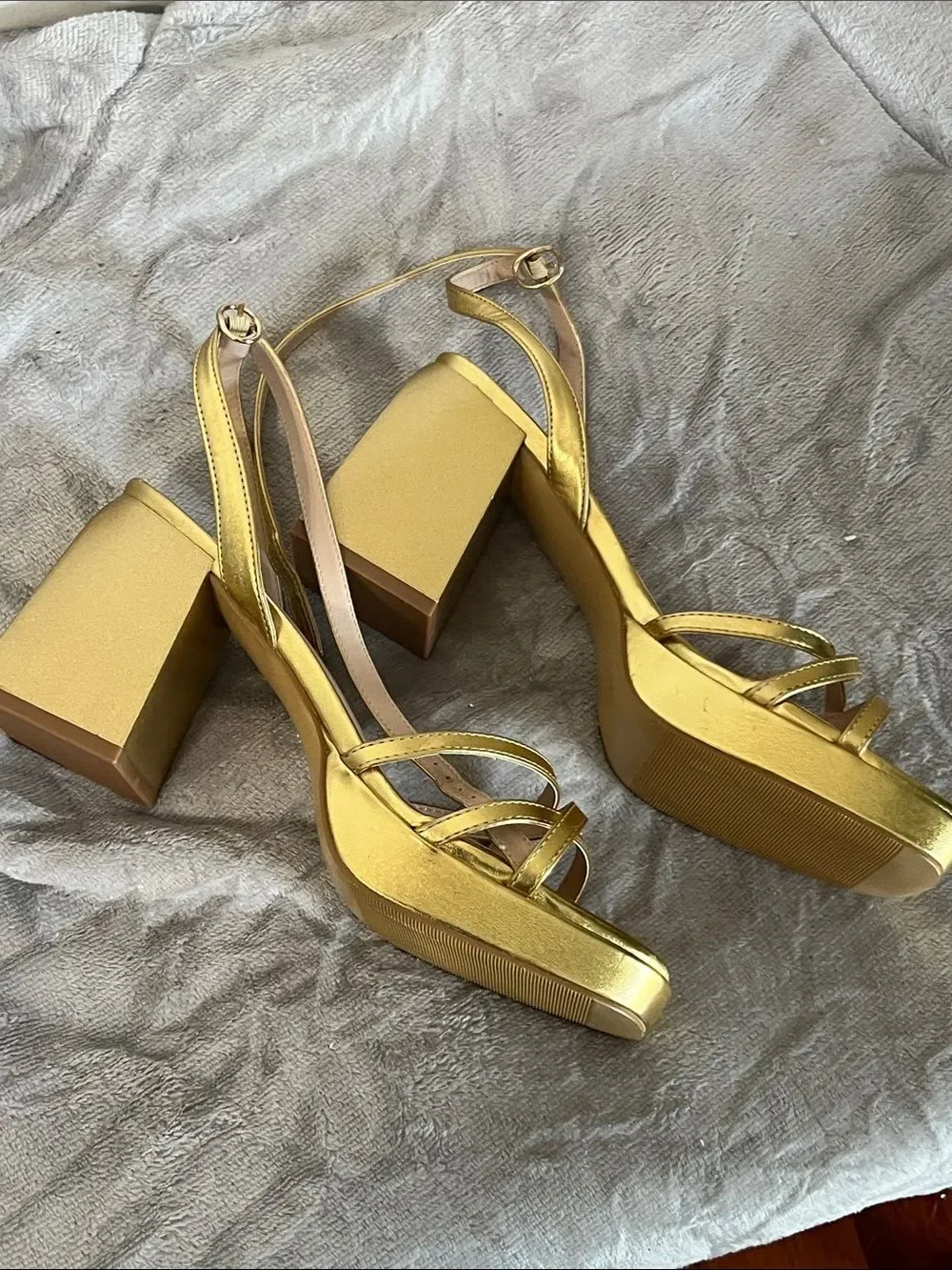 NWOB Mostrin Gold Strappy Block Heel Sandals Size 8.5 US 39 UK womens